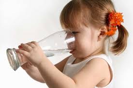 مادرانه ها: نگرانی والدین از نوشیدن زیاد آب فرزندشان!