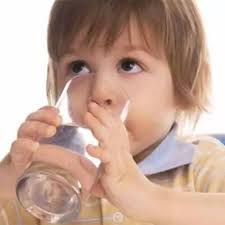 مادرانه ها: نگرانی والدین از نوشیدن زیاد آب فرزندشان!