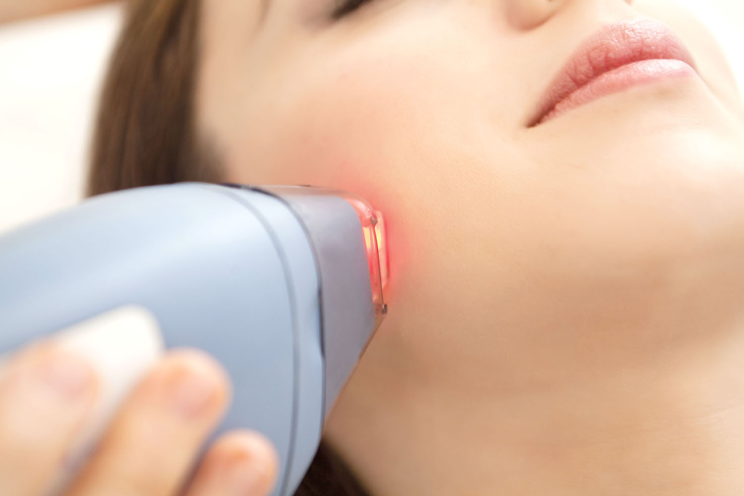 Laser Hair removal - نظرات کارشناس زیبان در خصوص مزایای لیزر موهای زائد
