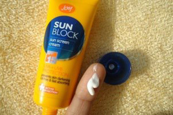 Sun Screen Cream emruzonline 1 - کرم  ضد آفتاب که می زنید این 13 نکته را فراموش نکنید